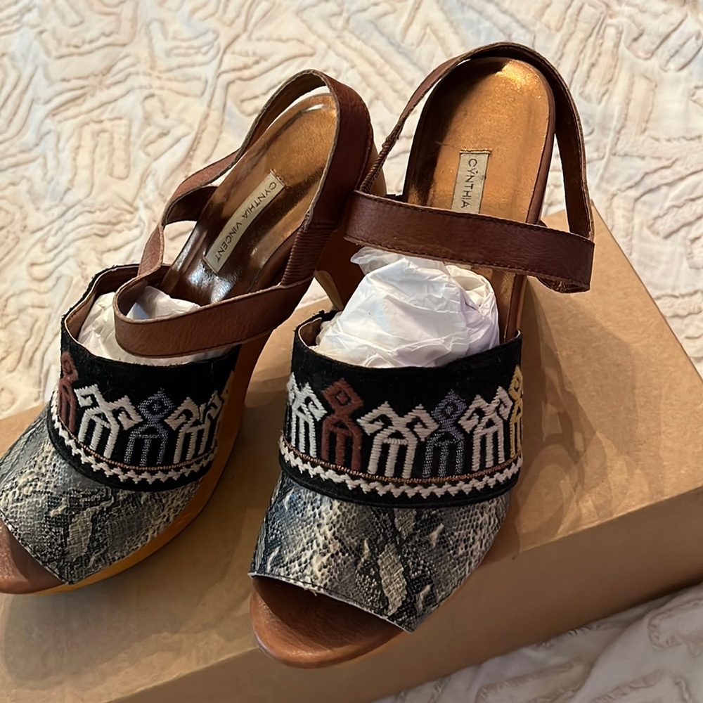 Cynthia Vincent Boho Style Sandals with platform Wood Heels Loved! Size 8.5